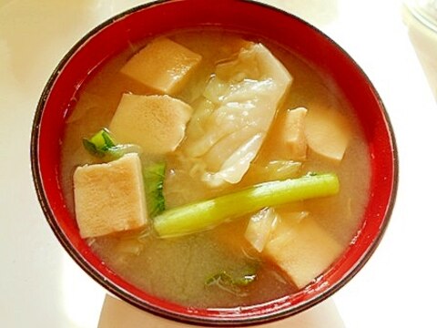 きゃべつとかぶの葉と高野豆腐の味噌汁